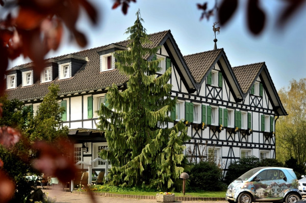 https://www.hotel.de/de/media/image/4b/5e/5d/Lohmanns_Romantik_Hotel_Gravenberg-Langenfeld-Aussenansicht-2-5654_600x600.jpg